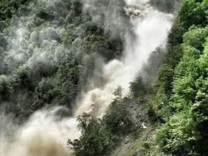 Giresun’daki Yapay Şelale Bu Yıl Karlar Vaktinden Önce Eriyince Erken Oluştu