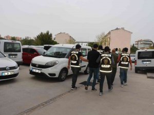Yabancı Uyruklu Şahısların Aracını "Polis" Diye Durdurup, Eşyalarını Yağmaladılar