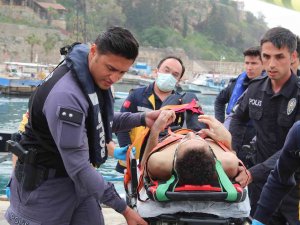Antalya’da Falezlerden Düşen Üniversite Öğrencisini, Deniz Polisi Kurtardı