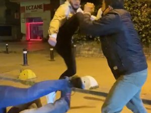 Kadıköy’de Cadde Ortasında Uçan Tekmeli Kavga Kamerada