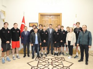 Sivasspor’da İdman Yapan Ukraynalı Sporculardan Vali Ayhan’a Ziyaret