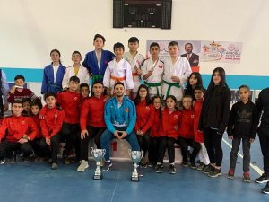 Karslı Judocular Ezdi Geçti