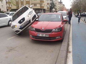 Kaza Yapan Araç Park Halindeki Aracın Üzerinde Asılı Kaldı