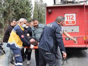 Kuşadası’nda Virajı Alamayan Araç Şarampolu Uçtu
