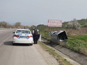 Bariyerlere Çarpıp Şarampole Yuvarlandı: 2 Yaralı