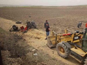 Bir Anlık Dalgınlıkla Tren Raylarına Giren Traktör Sürücüsü Canından Oluyordu