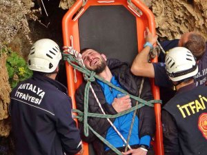 Manzara Keyfi İçin Çıktığı Falezlerden Düştü