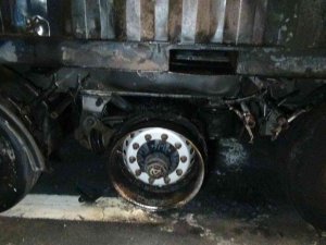 Balatadan Çıkan Alev Önce Tırın Lastiklerini Sonra Konteyneri Yaktı