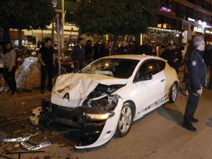 Önce Önündeki Otomobile Ardından Park Halindeki Araçlara Çarptı: 2 Yaralı