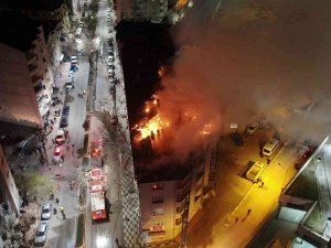 Elazığ’da Geceyi Gündüze Çeviren Bina Yangını, Onlarca İnsan Tahliye Edildi