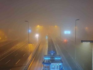 İ̇stanbul Gece Sise Gömüldü