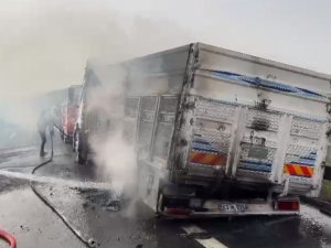 Tarsus’ta Soda Yüklü Kamyonda Yangın