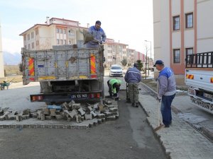 Bozulan Ve Deforme Olan Parke Taş Yollar Yenileniyor