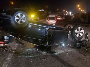 Bariyerlere Çarpan Otomobil Karşı Yola Savrulup, Ters Döndü