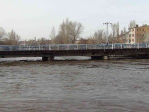 Kars Çayı Taşmaya Devam Ediyor