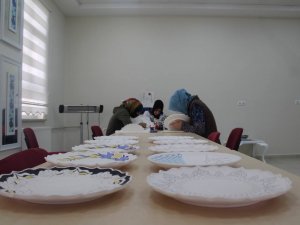 Çini Seramikler Bayburtlu Kadınların Ellerinde Hayat Buluyor