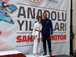 Babasının Antrenörlüğünde Genç Sporcu Hedefine İlerliyor