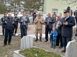 Şehit Rıfat Altıkat Kabri Başında Dualarla Anıldı