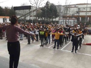 Diyarbakır’da Öğrenciler Derslere Spor Yaparak Başlıyor