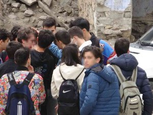 Liseli Gençler Önce Kavga Etti Sonra Tokalaştı