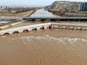 Türkiye’nin En Uzun Nehri Eriyen Karlarla Coştu