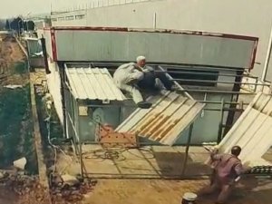 Bursa’da Onarım Yaparken Çatıdan Böyle Düştü