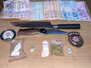 Durdurulan Taksideki Şahısların Üzerinde Uyuşturucu Madde Ve Bıçak Çıktı