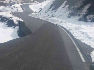Bingöl’de Heyelan Yola Zarar Verdi