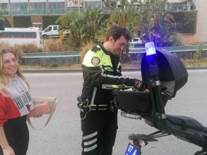 Polislere Kasksız Yakalanan Kadından İlginç Savunma: “Motosikleti Yeni Aldım, Kask Almaya Param Yetmedi”