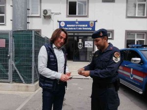 Yolda Bulduğu 300 Doları Jandarmaya Teslim Etti
