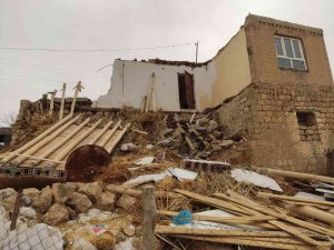 Mardin’de Kerpiç Ev Yıkıldı, Faciadan Dönüldü
