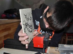 Yüksekova’da Öğrenciler Ahşap Atölyesinde El Becerilerini Geliştiriyorlar