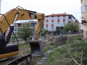 Karadeniz Fıkrası Gibi Olay: Adresi Karıştırdı, Yanlış Binayı Yıktı