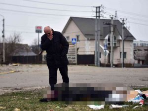 Bucha’da Kayıp Olan Babasının Cansız Bedenini Yol Kenarında Buldu