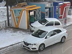 Yoldan Çıkan Aracın Para Çeken Vatandaşa Çarptığı Kaza Kameraya Yansıdı