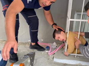 Kafası Demir Korkuluğa Sıkışan Çocuğu İtfaiye Kurtardı