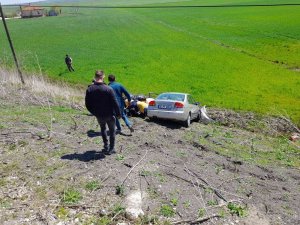 Kontrolsüz Yola Çıkan Sürücü Uçuruma Yuvarlandı