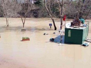 Eriyen Kar Suları Irmak Seviyesini Yükseltti