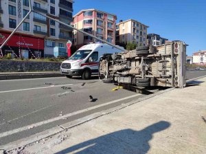 Aydınlatma Direğine Çarpan Kamyonet Sürücüsü Yaralandı