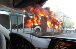 Metrobüste korkutan yangın VİDEO İZLE