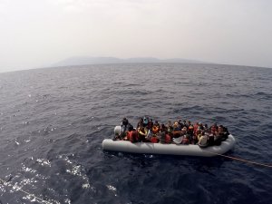 İ̇zmir Açıklarında 59 Göçmen Kurtarılırken, 64 Göçmen De Yakalandı