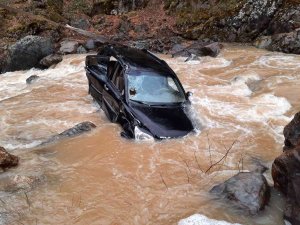 Kontrolden Çıkan Araç Dereye Yuvarlandı: 1 Ölü, 3 Yaralı
