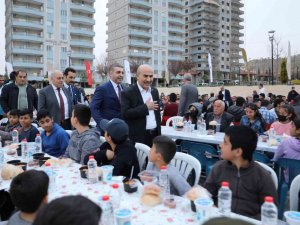 Mardin Valisi Demirtaş, İftarda Vatandaşlarla Bir Araya Geldi