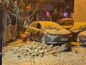 Beşiktaş’ta Tarihi Binanın Çatısı Yoldan Geçen Otomobilin Üzerine Düştü