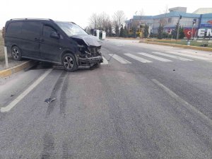 Minibüsle Çarpışan Kamyonet Devrildi, 1 Kişi Yaralandı