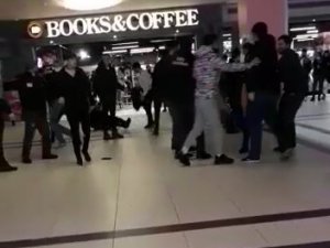 İ̇ki Grup Birbirine Girdi, Alışveriş Merkezi Savaş Alanına Döndü