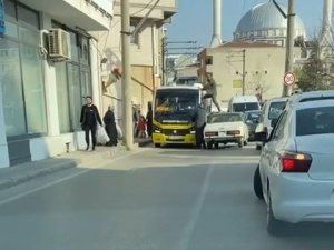 Bu Neyin Öfkesi...otomobilin Üzerine Çıktı, Minibüs Sürücüsüne Böyle Tekme Attı