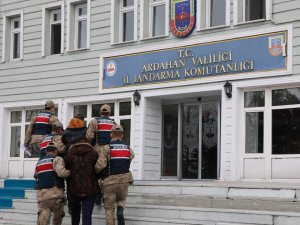 Ardahan’da 7 Yıl 6 Ay Kesinleşmiş Hapis Cezası Bulunan 2 Hükümlü Yakalandı