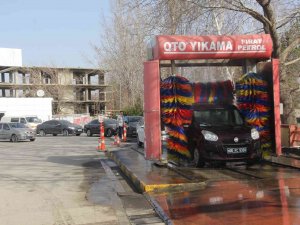 Gökten Çamur Yağdı Oto Yıkamacılarda Kuyruk Oluştu