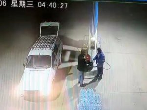 Çaldıkları Otomobile Yakıt Almak İçin Akaryakıt İstasyonuna Stepne Lastiğini Rehin Bıraktılar